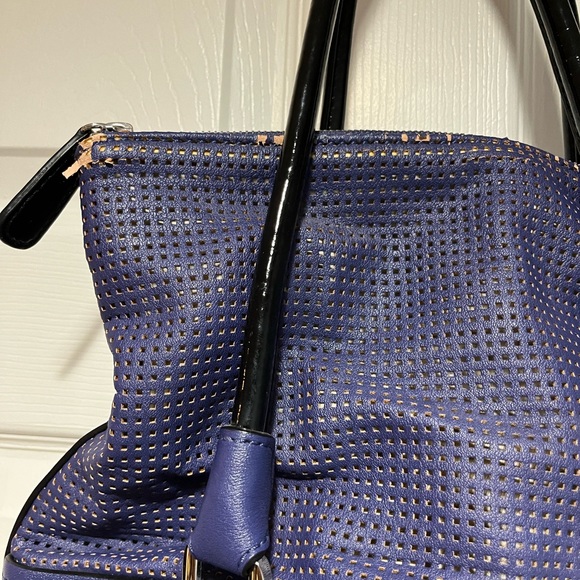 NWOT GUESS BAG NEW WITH FLAWS - Picture 3 of 5